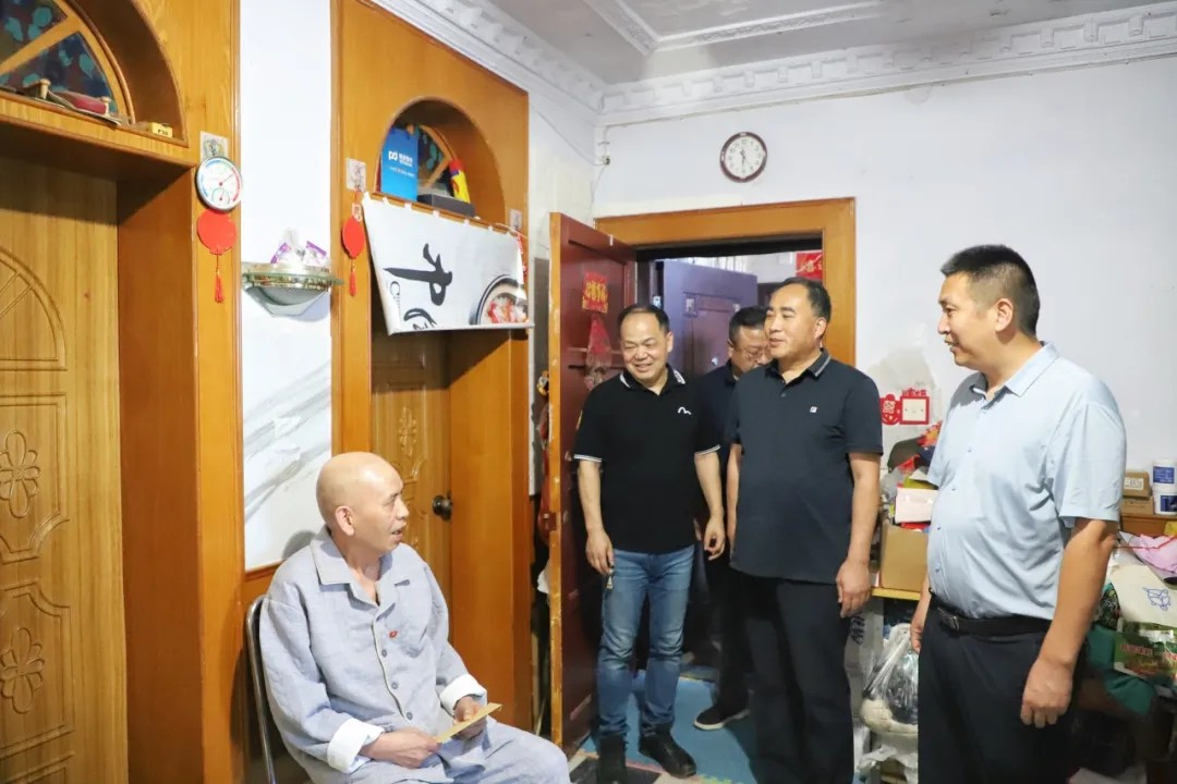 集团党委走访慰问工程公司老党员